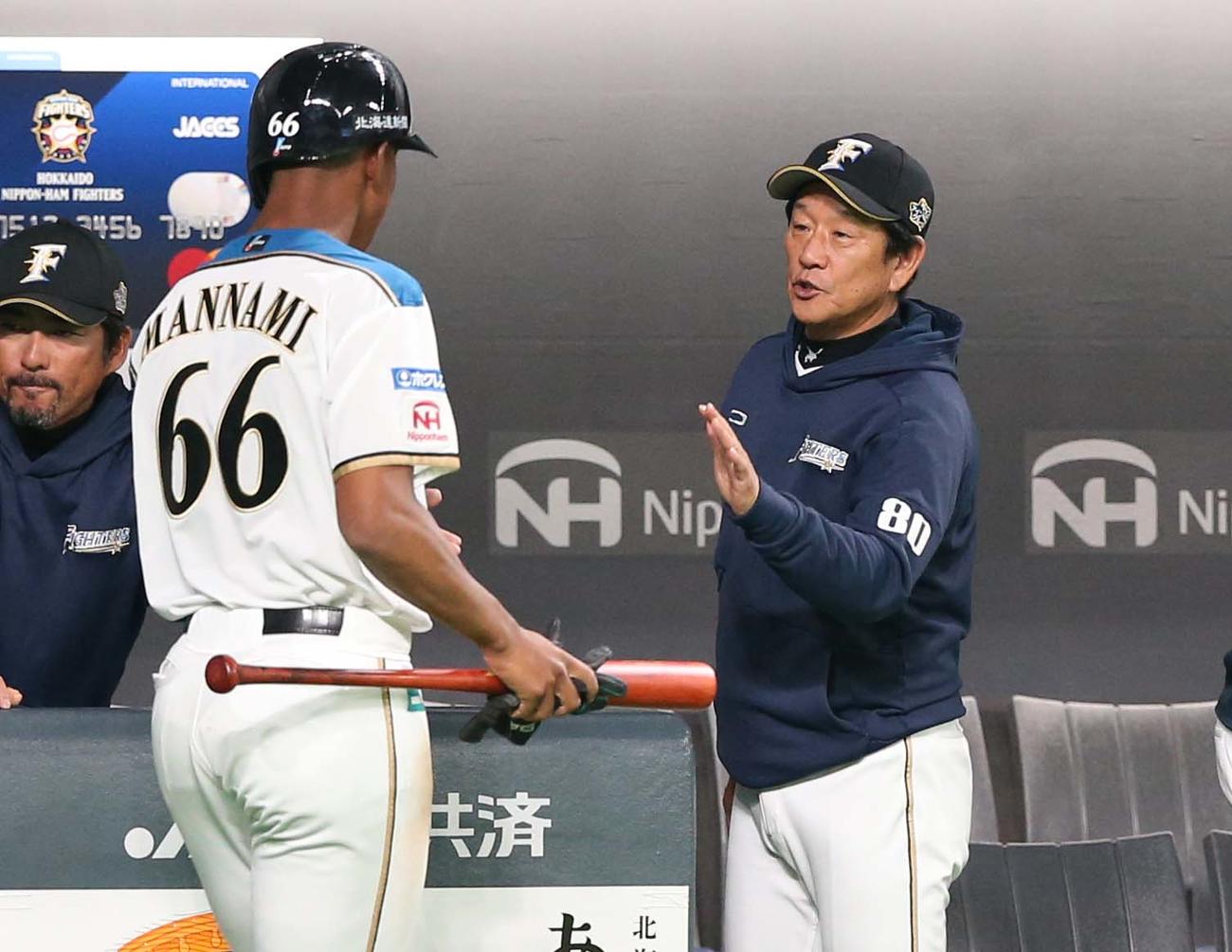 日本ハム対オリックス　8回裏、生還した万波を出迎える栗山監督（撮影・黒川智章）
