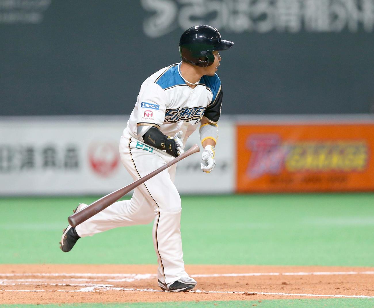 日本ハム対オリックス　6回裏日本ハム2死一塁、左前打を放つ近藤（撮影・黒川智章）