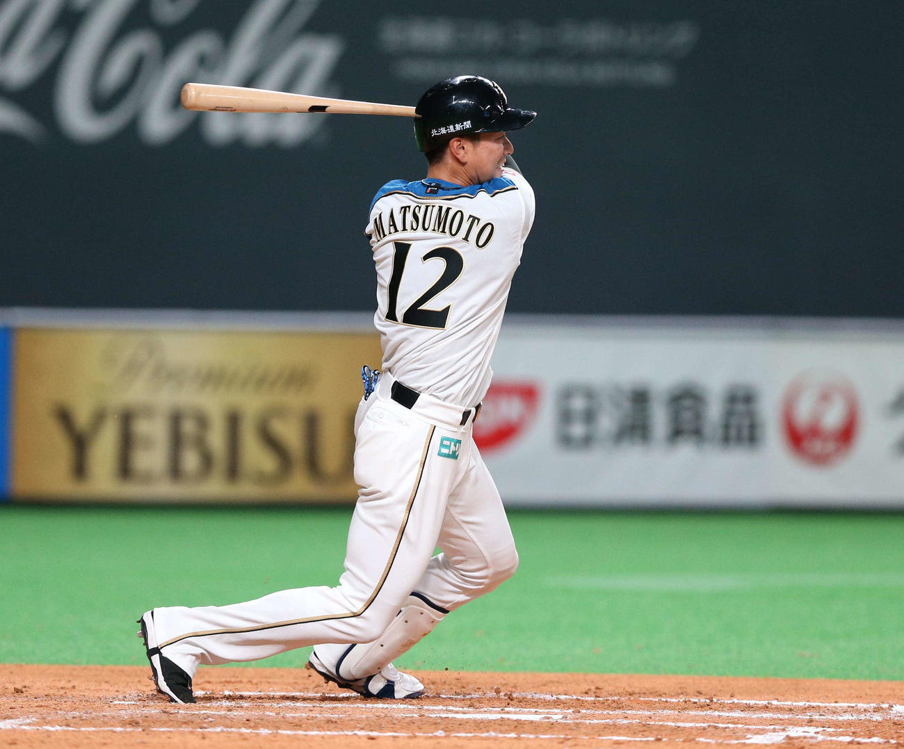 日本ハム対オリックス　7回裏日本ハム無死一、三塁、左前適時打を放つ松本（撮影・黒川智章）
