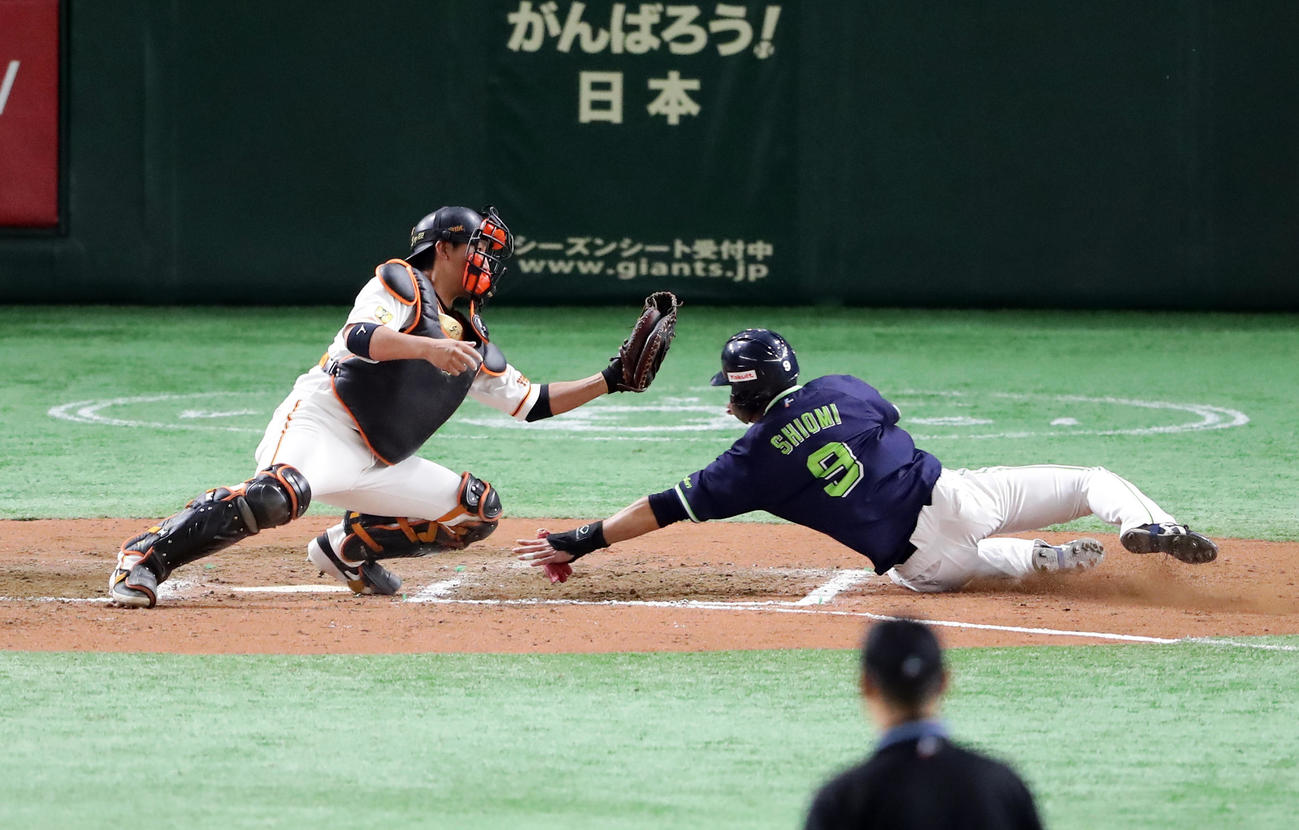 巨人対ヤクルト　7回表ヤクルト1死二塁、西浦の相手遊撃野選を誘う打球で、生還する塩見。捕手小林（撮影・浅見桂子）