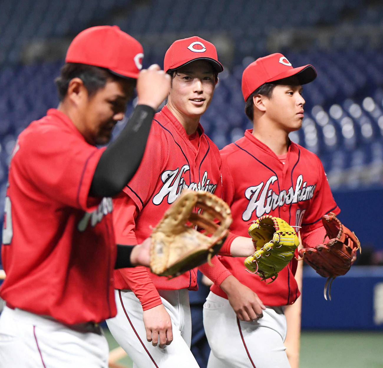 明るい笑顔でベンチへ戻る広島森下（撮影・森本幸一）