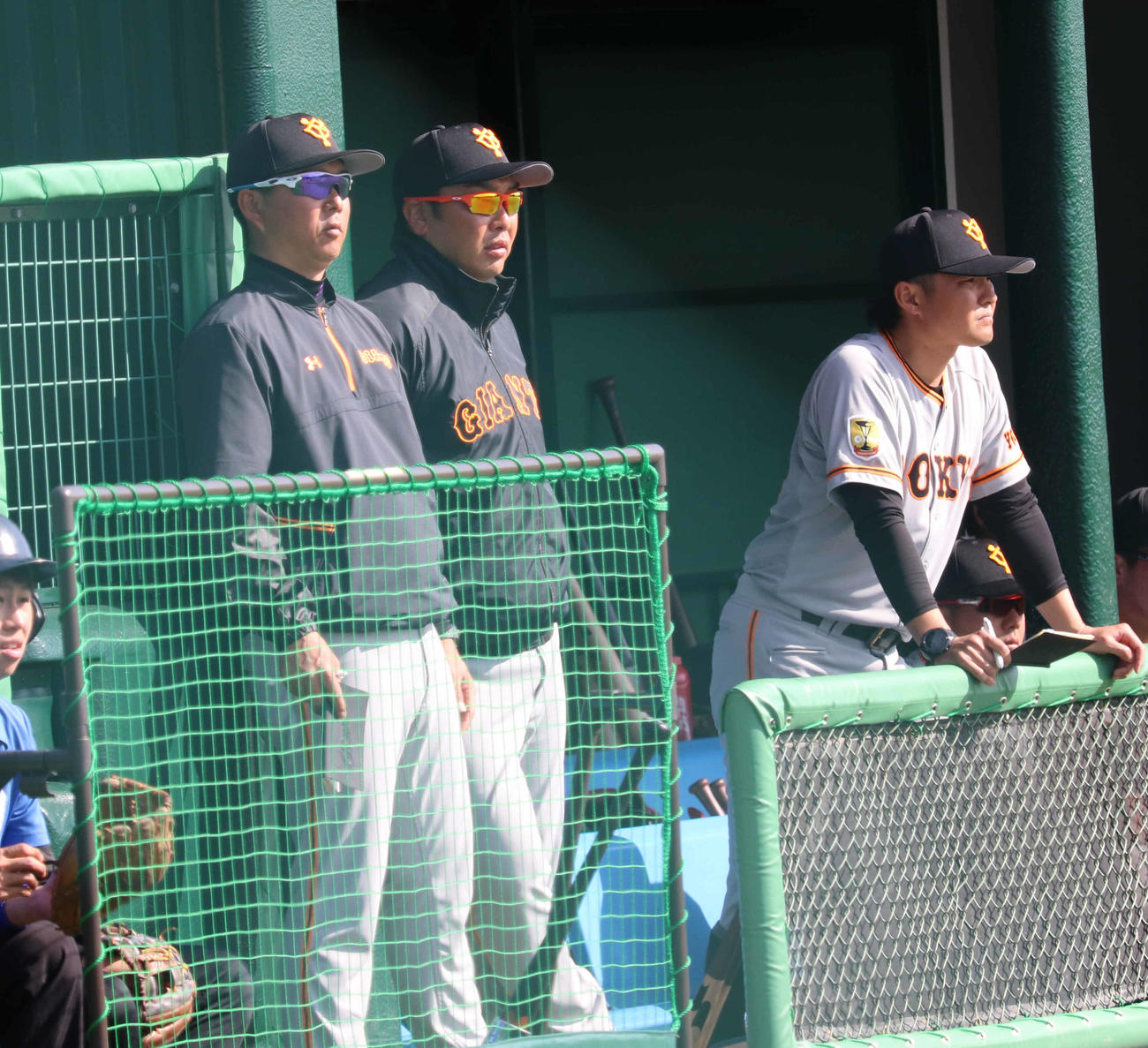 イースタン・教育リーグ　ヤクルト対巨人　戦況を見つめる巨人阿部2軍監督（中央）（撮影・久永壮真）