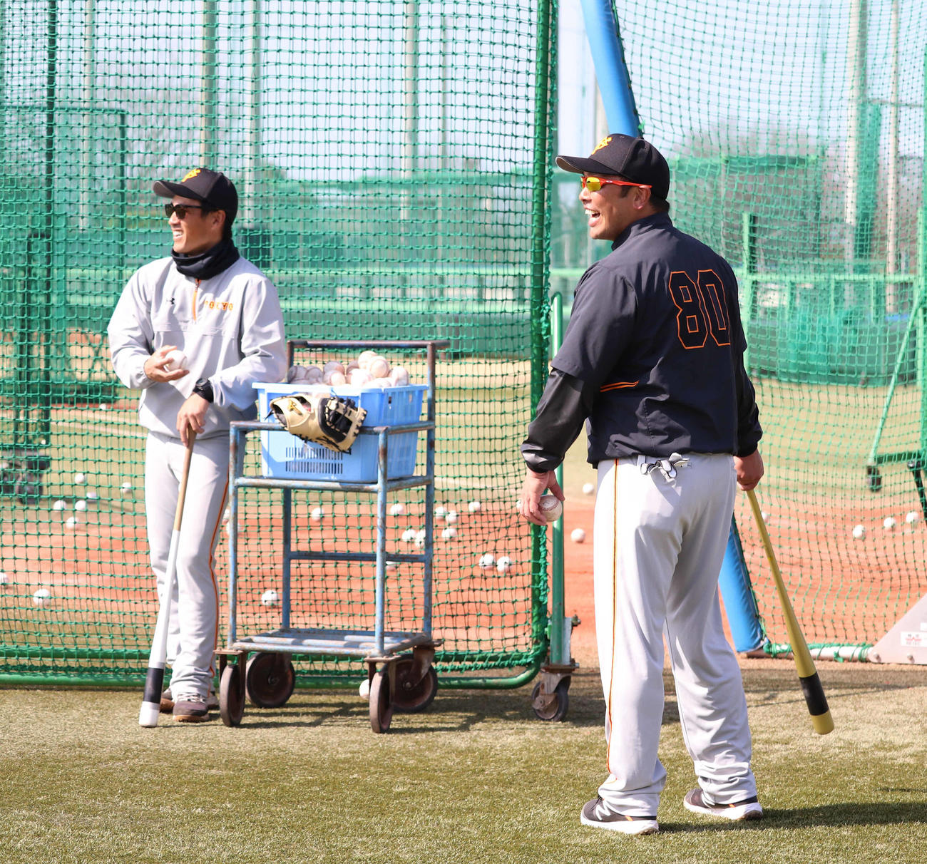 イースタン・教育リーグ　ヤクルト対巨人　笑顔でノックを打つ巨人阿部2軍監督（撮影・久永壮真）