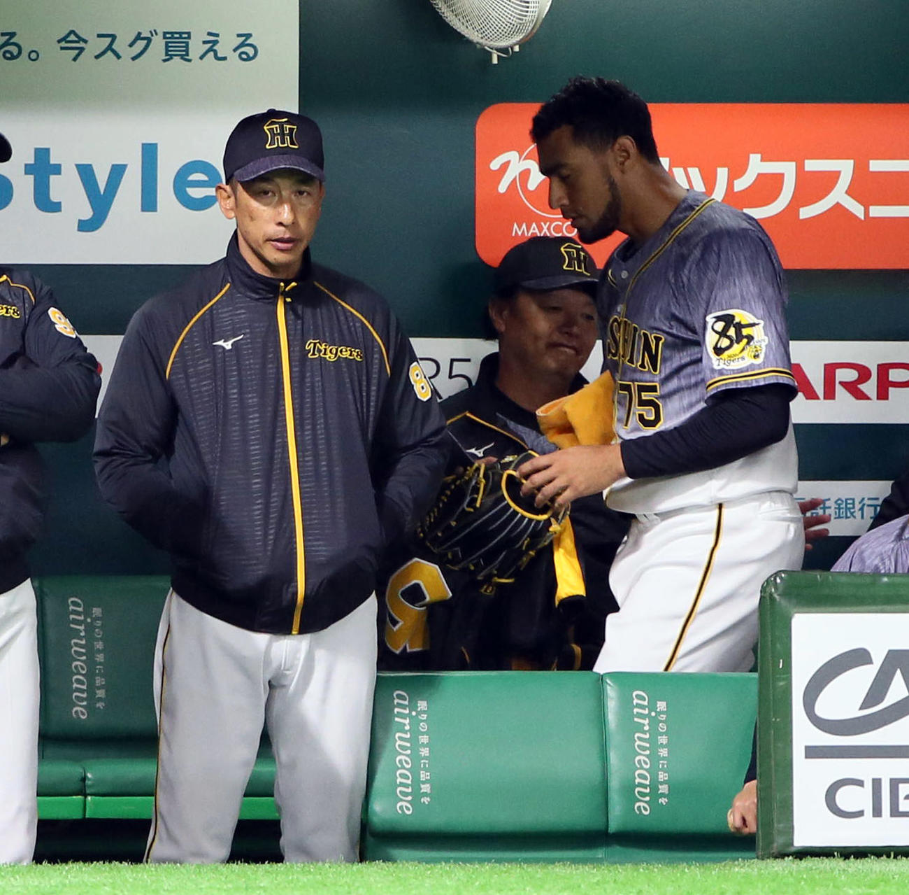 ソフトバンク対阪神　ベンチの矢野監督（左）と3回1失点でベンチ裏に引き揚げるスアレス（撮影・栗木一考）