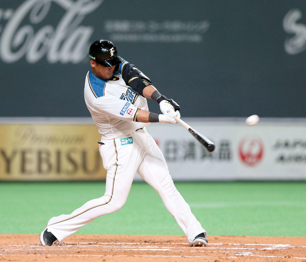 日本ハム対オリックス　2回裏日本ハム無死、左越え本塁打を放つ中田（撮影・黒川智章）