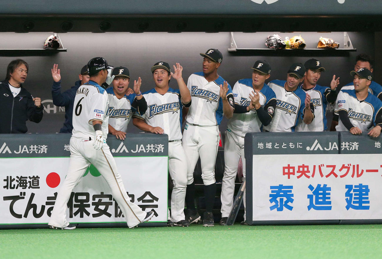 日本ハム対オリックス　2回裏、本塁打を放った中田を出迎えるナイン（撮影・黒川智章）