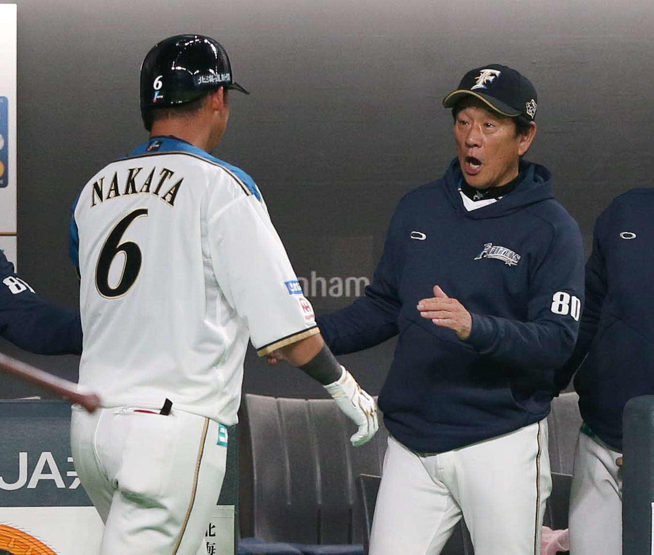 日本ハム対オリックス　2回裏、本塁打を放った中田を出迎える栗山監督（撮影・黒川智章）