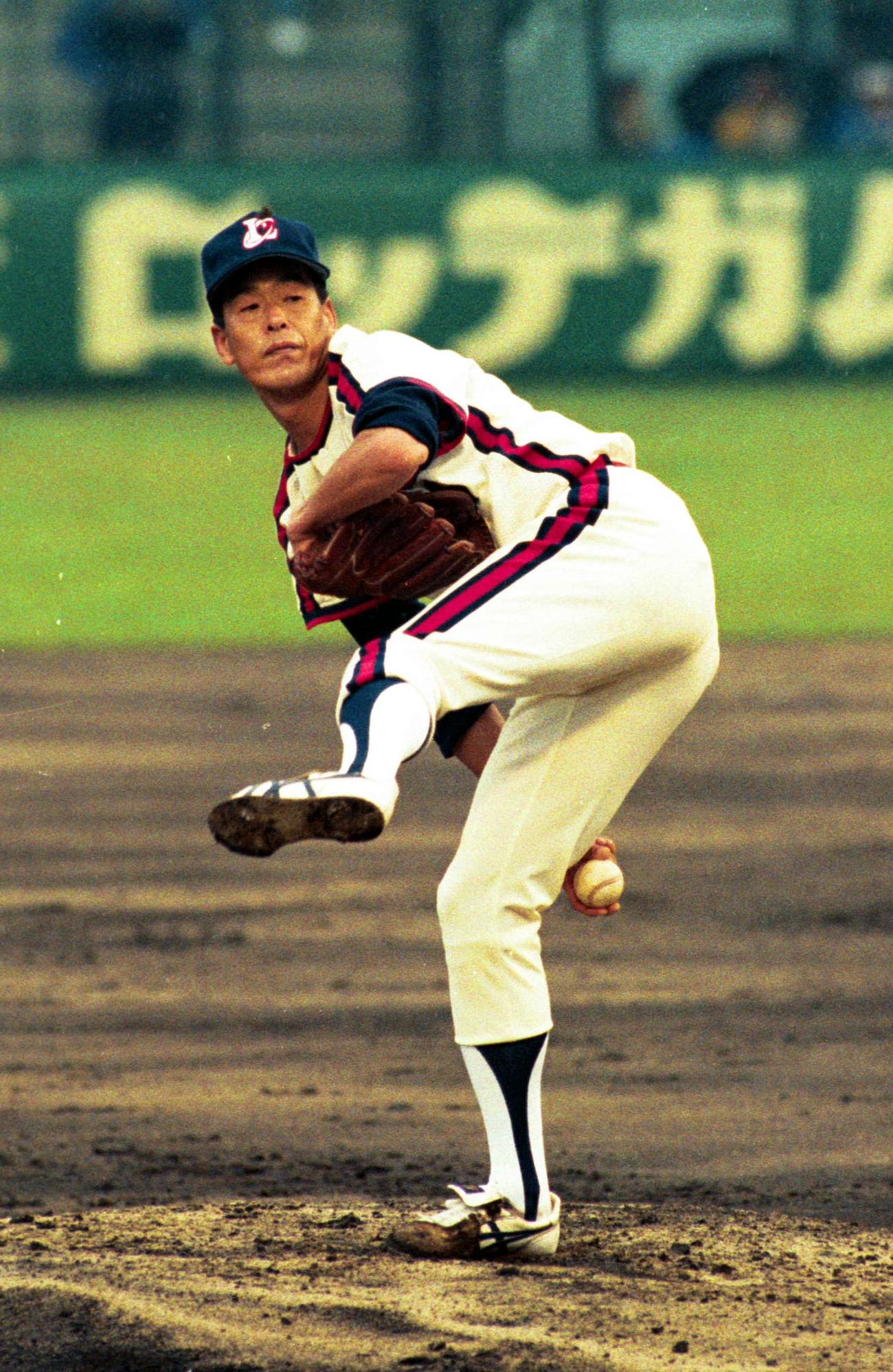 90年10月、西武戦で投球するロッテ村田