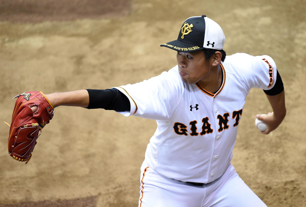 ブルペンで投球練習する巨人田口（撮影・横山健太）