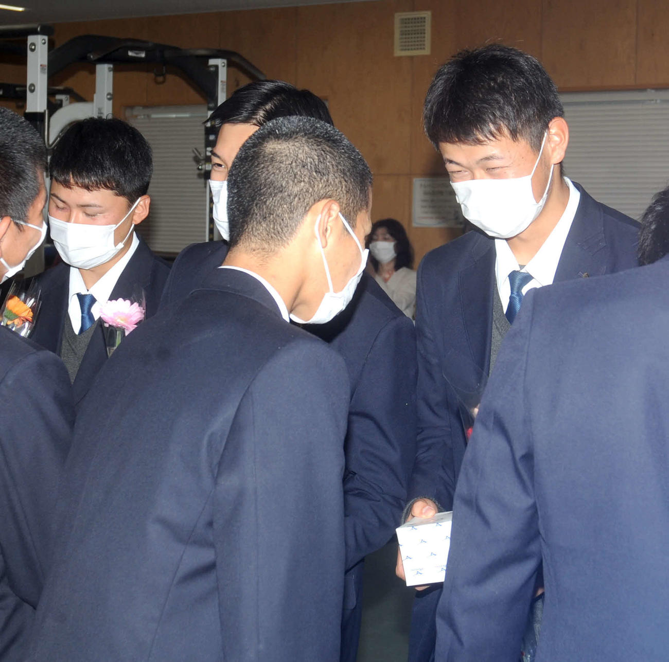 後輩から記念品を贈られ、紅林（右奥）は笑顔