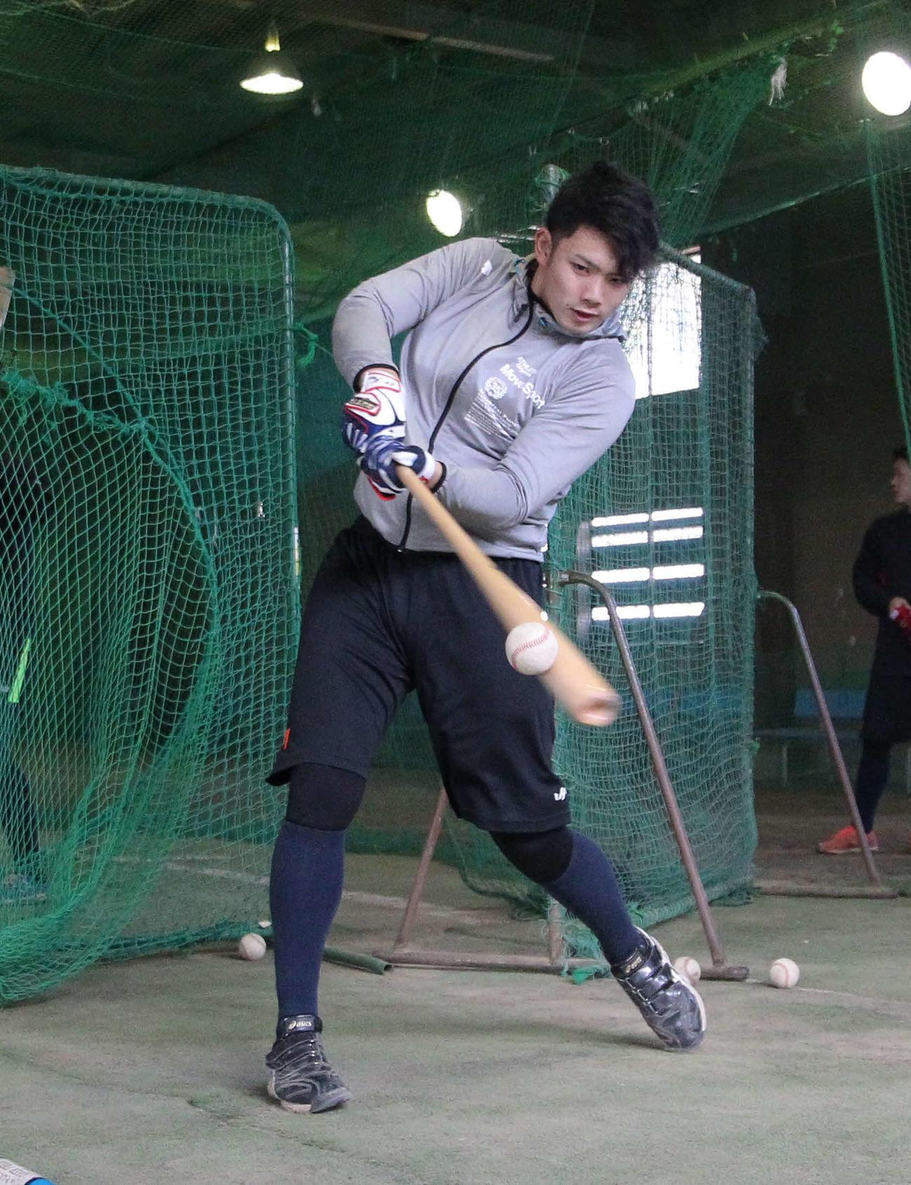 ディー打撃に励む内藤内野手
