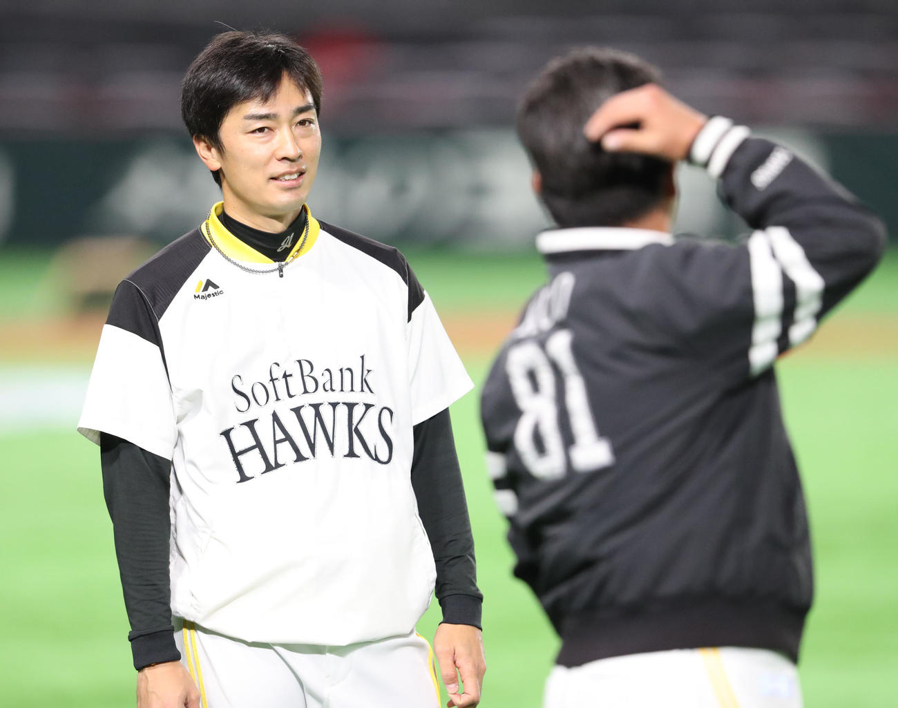 練習の合間に工藤公康監督と話をする和田毅（撮影・梅根麻紀）