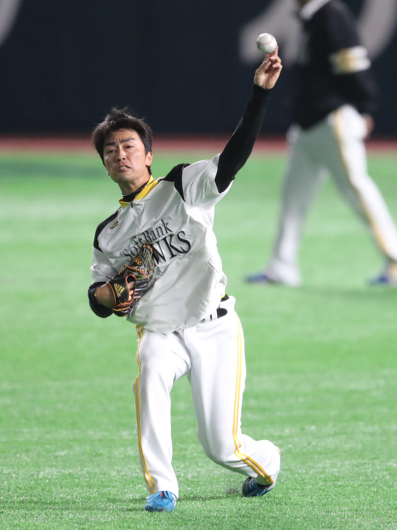 キャッチボールで調整する和田毅（撮影・梅根麻紀）