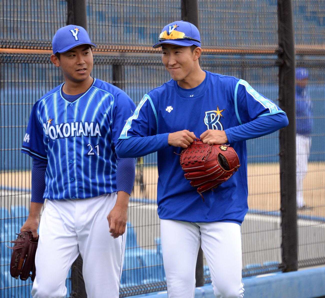 DeNA大貫（右）は今永と談笑しながら引き揚げる（撮影・鈴木正章）