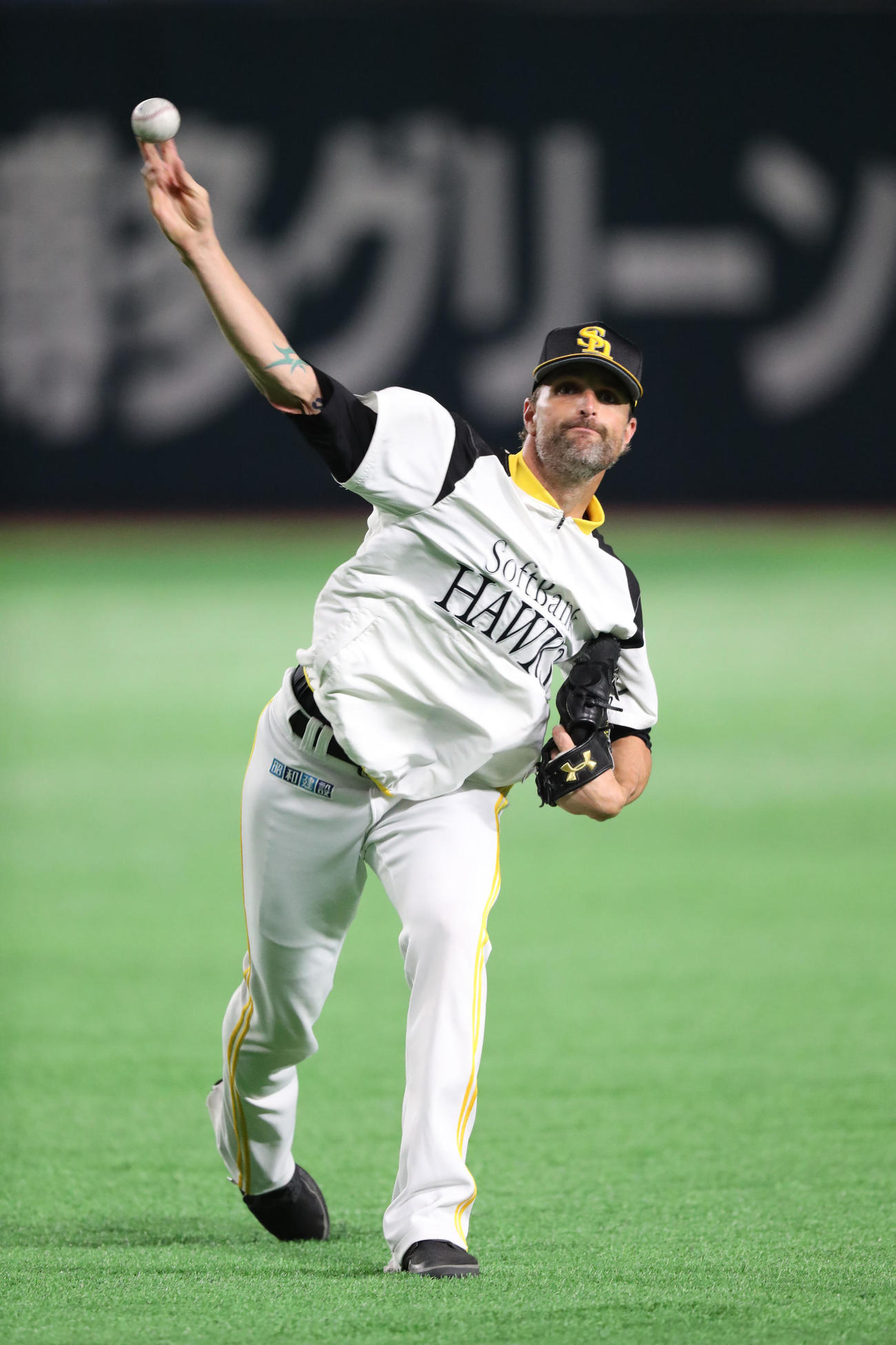 キャッチボールで調整するデニス・サファテ（撮影・梅根麻紀）
