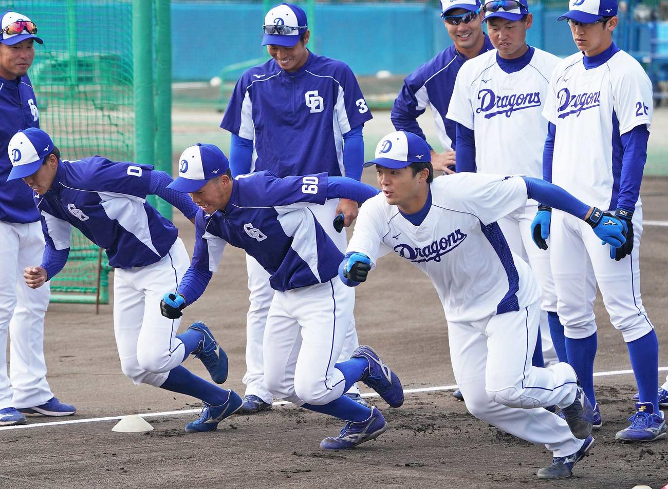 2軍練習に合流し、ダッシュをする中日郡司（手前右）（撮影・森本幸一）