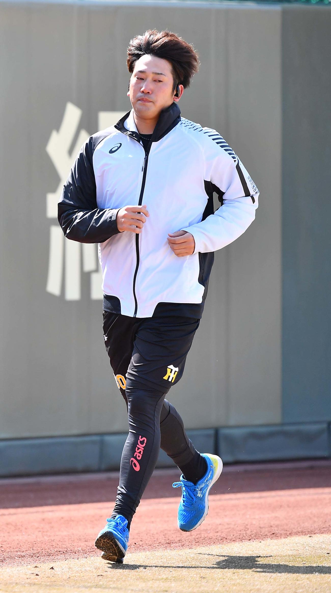 ランニングをして汗を流す高野圭佑（撮影・上田博志）