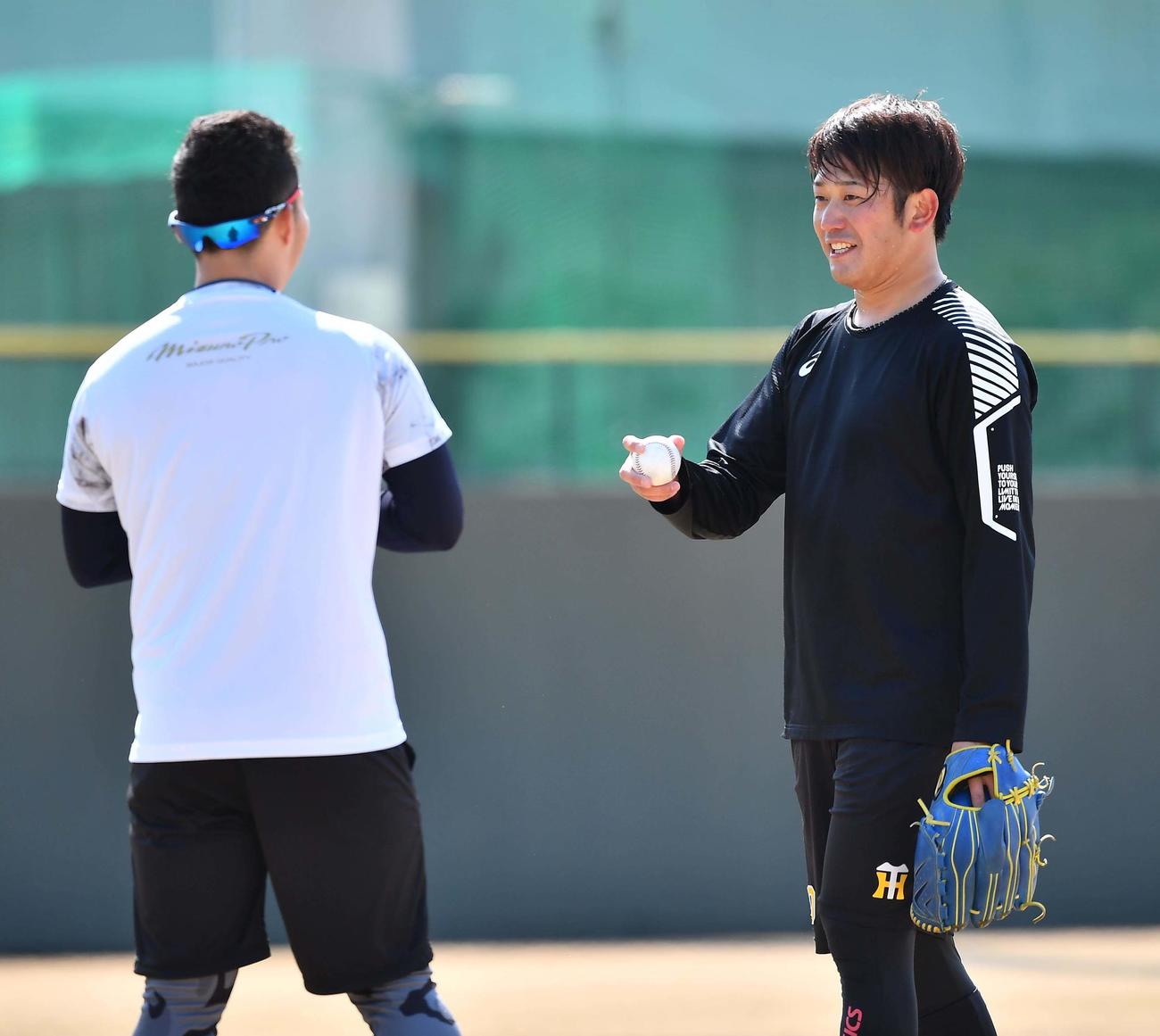 藤田健斗（左）と笑顔を見せながらキャッチボールをする高野圭佑（撮影・上田博志）