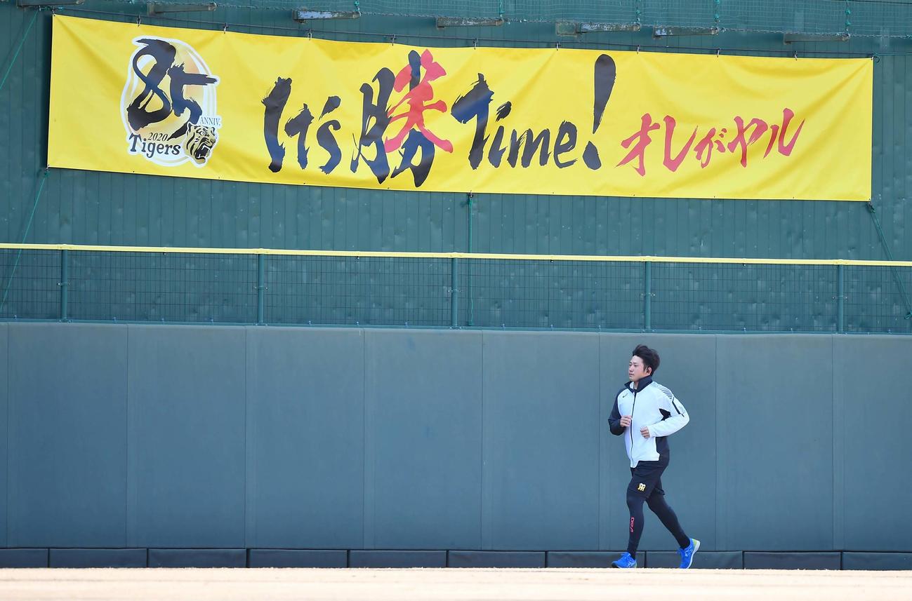 ランニングをして汗を流す高野圭佑（撮影・上田博志）