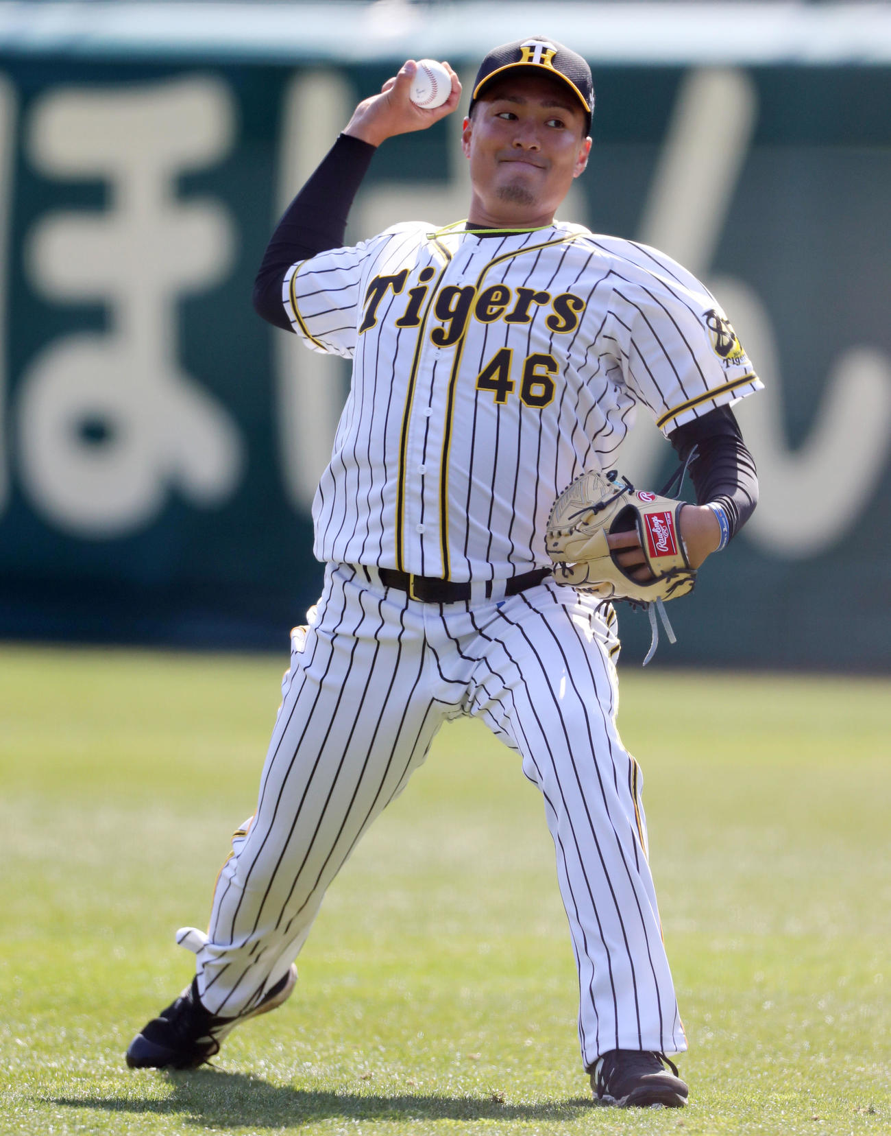 投手指名練習に参加しキャッチボールする秋山（撮影・加藤哉）