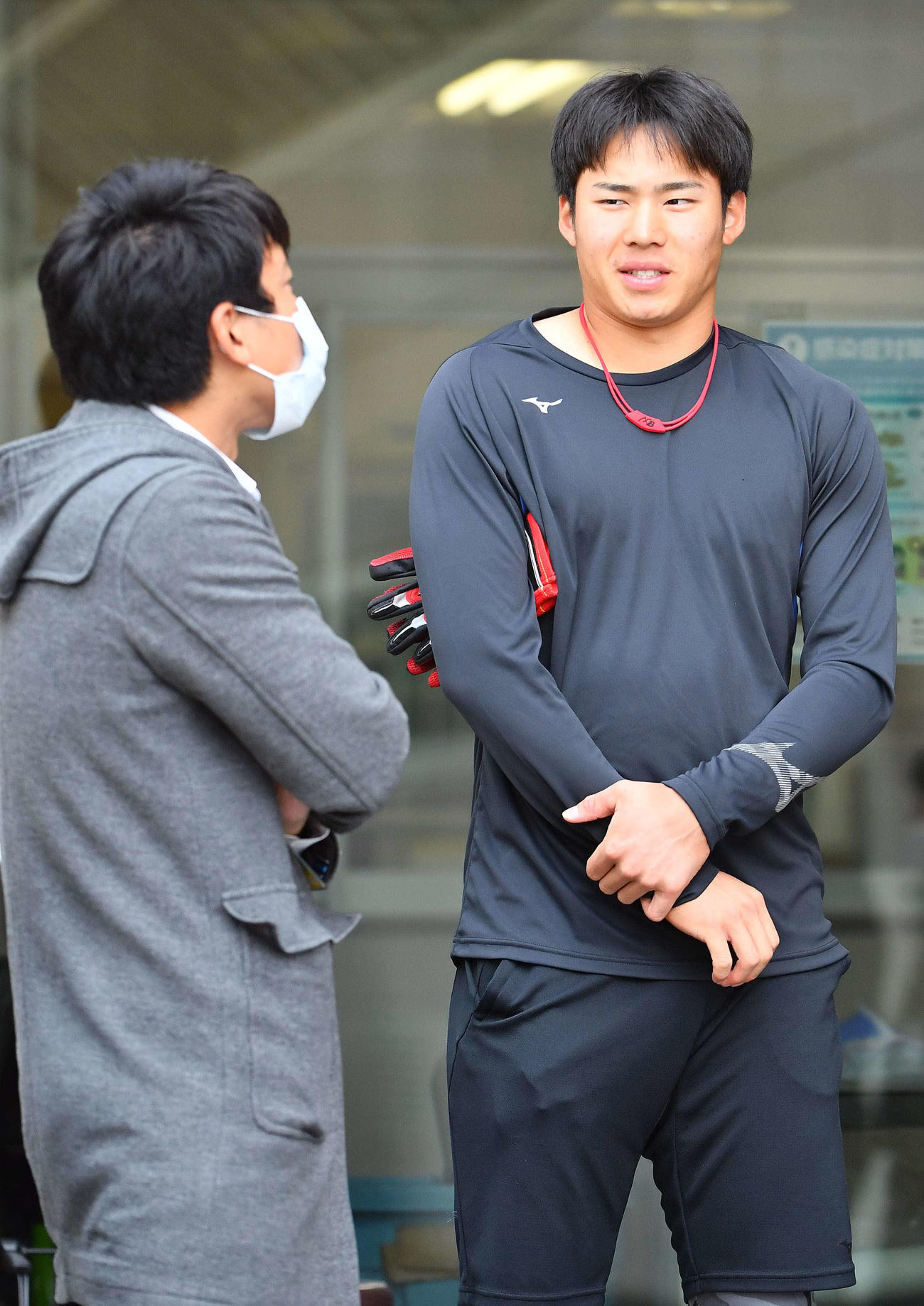 屋内でのトレーニングを終え取材に応じる遠藤（撮影・上田博志）