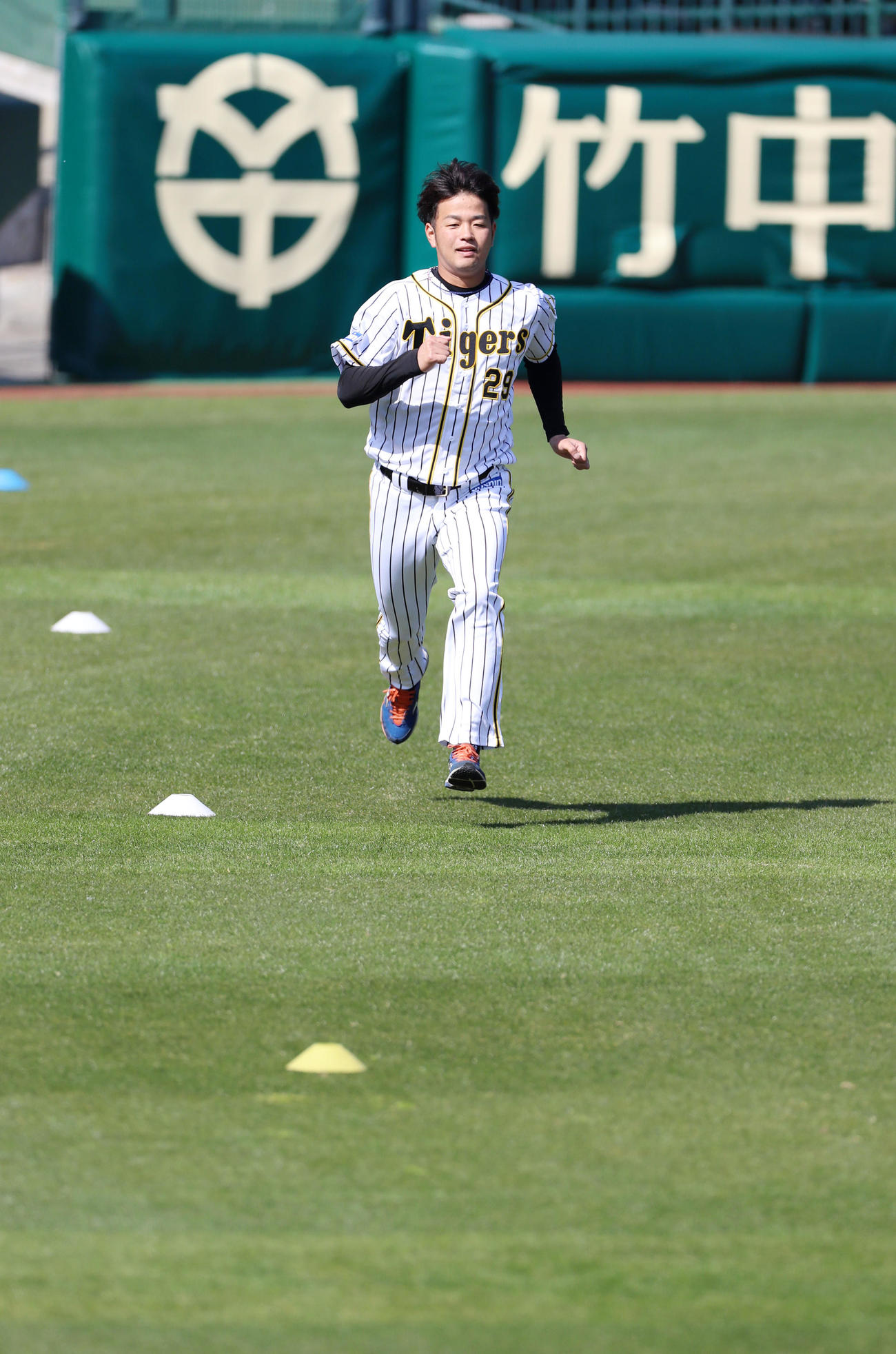 キャッチボールを終えた高橋遥は外野でダッシュする（撮影・加藤哉）