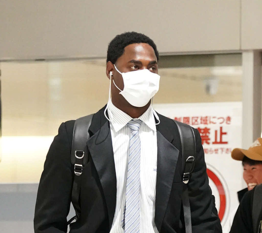 日本ハムとのオープン戦のため、新千歳空港に到着したモタ（撮影・加藤諒）