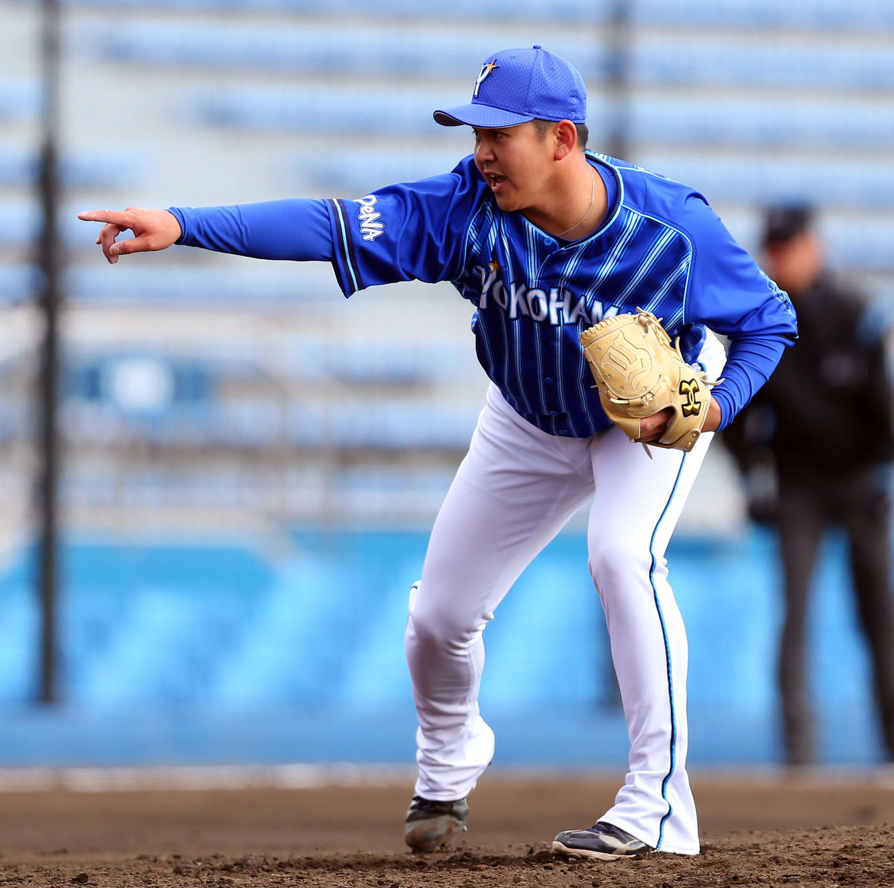 楽天対DeNA　6回から登板した3番手のDeNA山崎（撮影・大野祥一）