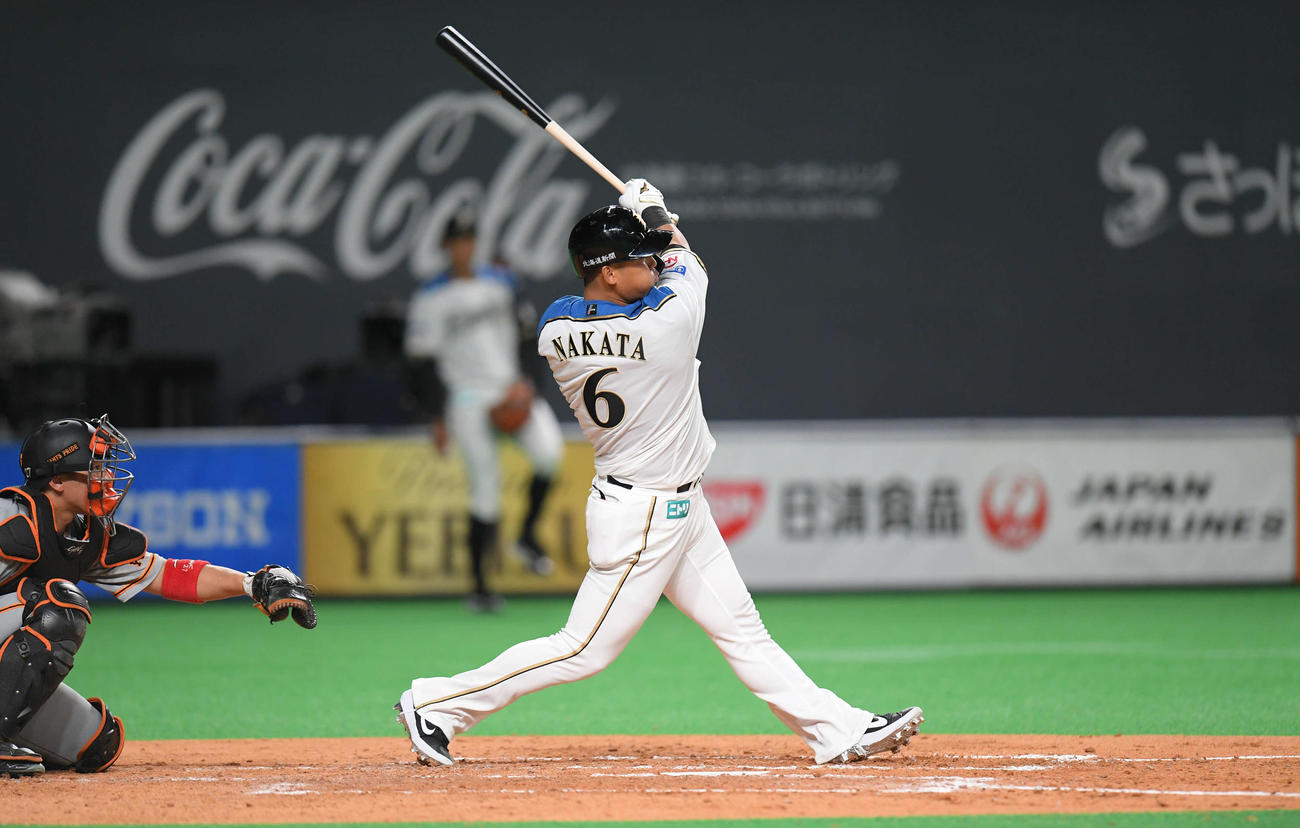 日本ハム対巨人　4回裏日本ハム2死、中田は左越えに先制のソロ本塁打を放つ。捕手炭谷（撮影・加藤諒）