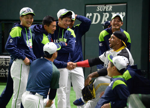 ソフトバンク対ヤクルト　山田哲人らヤクルトナインと談笑するバレンティン（撮影・今浪浩三）