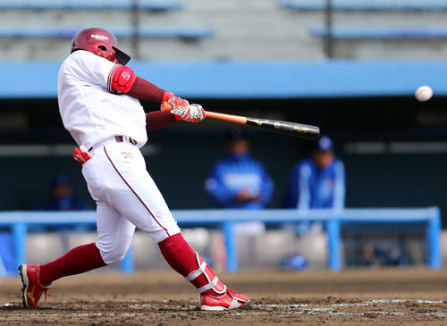 楽天対DeNA　2回裏楽天無死、右前打を放つ鈴木（撮影・大野祥一）