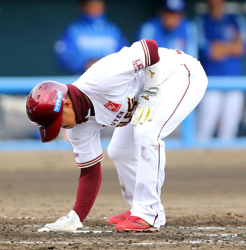 楽天対DeNA　2回裏楽天2死満塁、太田の押し出し死球で生還する銀次（撮影・大野祥一）