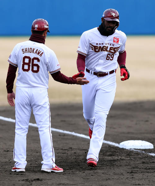 楽天対DeNA　3回裏楽天無死、中越え本塁打を放ち、三塁をまわるブラッシュ（右）（撮影・大野祥一）