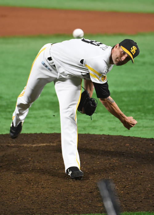 ソフトバンク対ヤクルト　6回表からマウンドに上がったサファテは1回を無失点に抑える（撮影・今浪浩三）