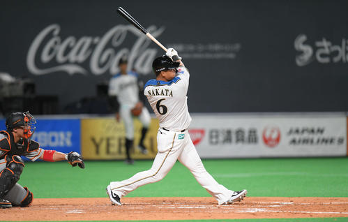 日本ハム対巨人　4回裏日本ハム2死、中田は左越えに先制のソロ本塁打を放つ。捕手炭谷（撮影・加藤諒）