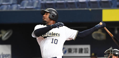 オリックス対ロッテ　1回裏オリックス2死一塁、ジョーンズは中飛に倒れる（撮影・前岡正明）