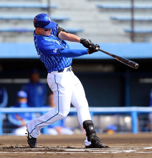 楽天対DeNA　1回表DeNA1死、右中間を破る二塁打を放つオースティン（撮影・大野祥一）