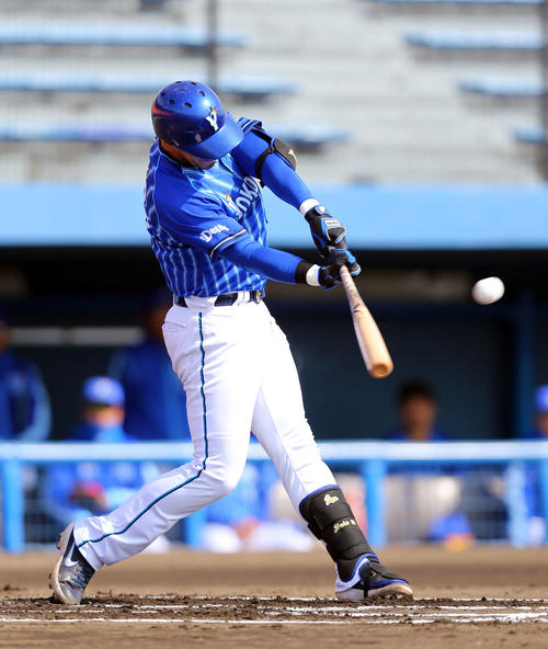 楽天対DeNA　1回表DeNA1死二塁、右中間を破る適時二塁打を放つソト（撮影・大野祥一）