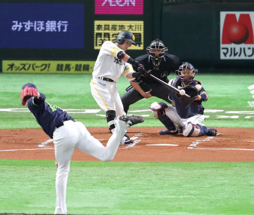 ソフトバンク対ヤクルト　1回裏ソフトバンク無死、牧原大成は左越えに二塁打を放つ（撮影・梅根麻紀）
