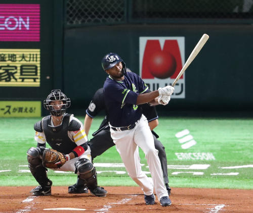 ソフトバンク対ヤクルト　2回表ヤクルト1死、エスコバーは左前安打を放つ（撮影・梅根麻紀）