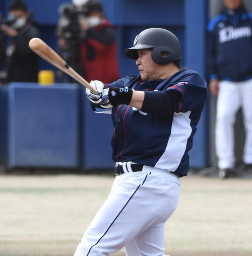 オープン戦　中日対西武　1回表西武無死、左越え本塁打を放った中村剛也（撮影・森本幸一）