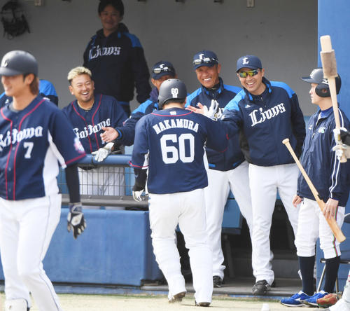 中日対西武　1回表西武無死、左越え本塁打を放った中村を迎える辻監督（撮影・森本幸一）