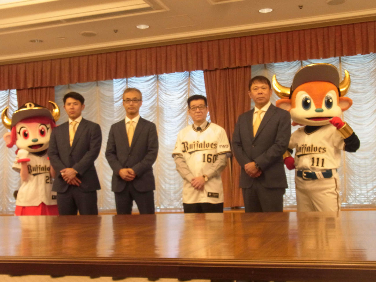 シーズン開幕に向けて、大阪市の松井市長（左から4人目）を表敬訪問したオリックスの西村監督（同5人目）若月選手会長（同2人目）（撮影・堀まどか）