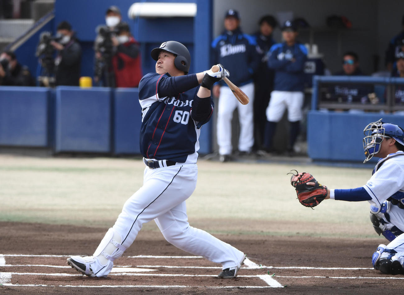 オープン戦　中日対西武　1回表西武無死、左越え本塁打を放った中村剛也（撮影・森本幸一）