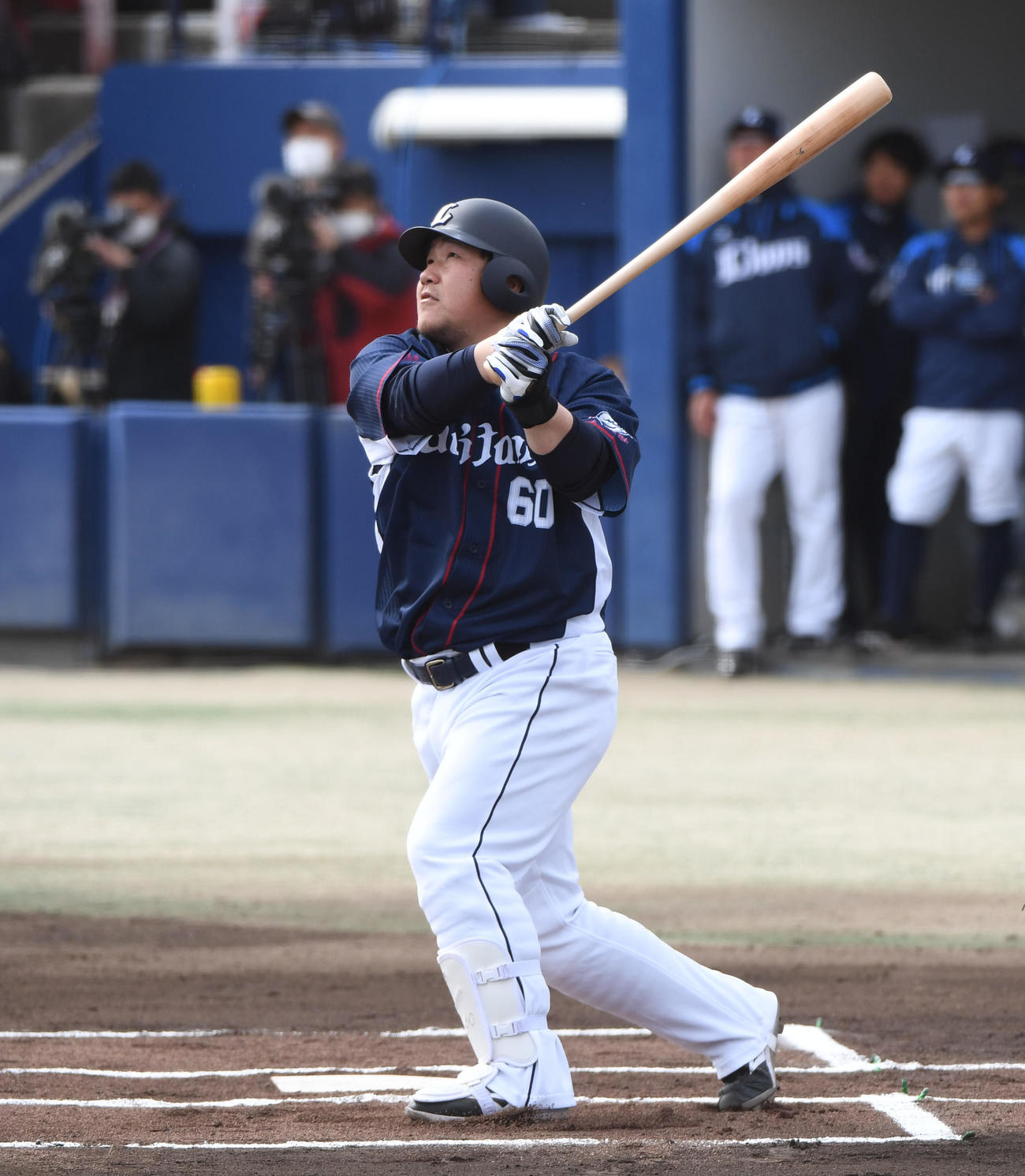 オープン戦　中日対西武　1回表西武無死、左越え本塁打を放った中村剛也（撮影・森本幸一）