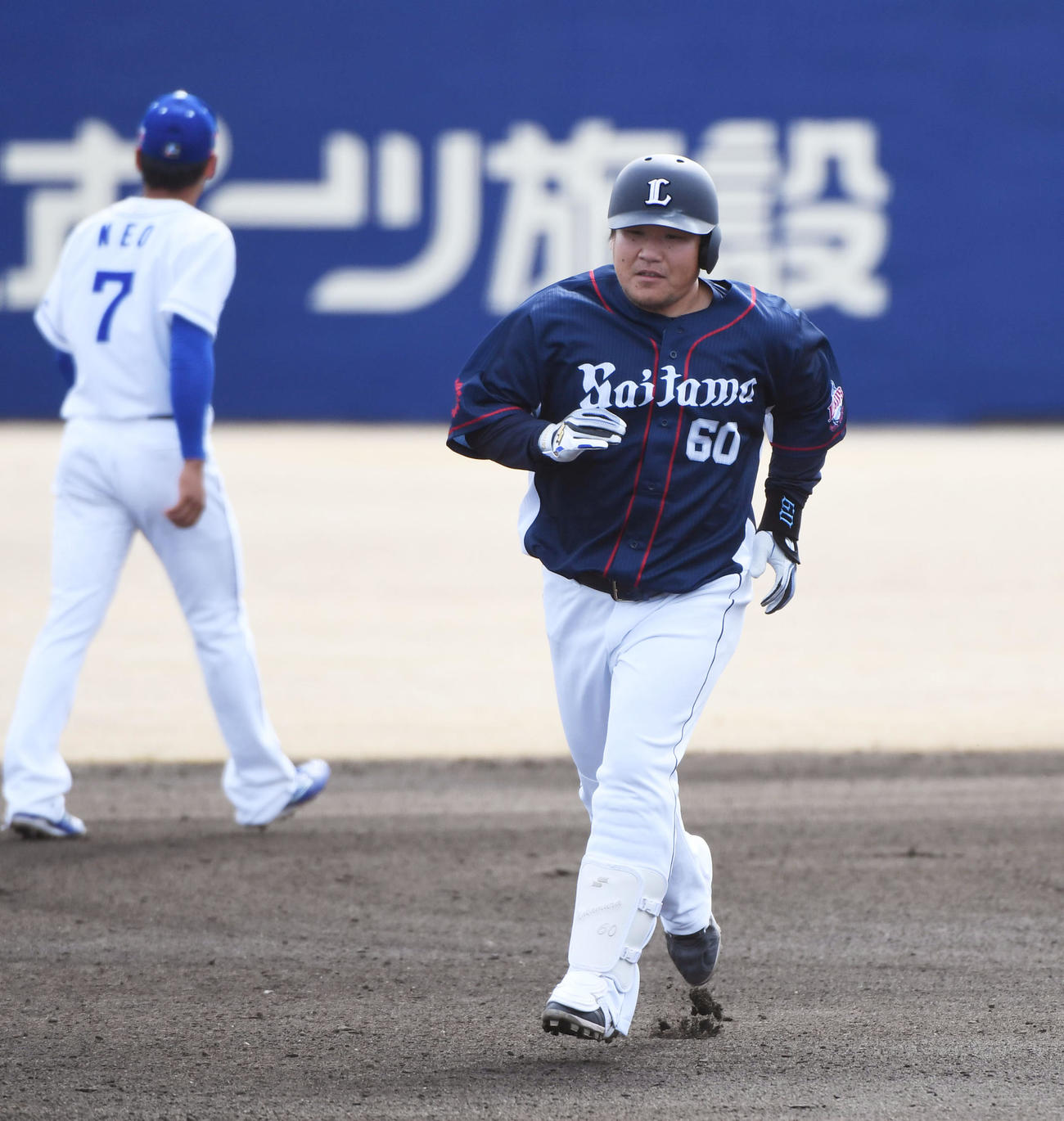 オープン戦　中日対西武　1回表西武無死、左越え本塁打を放ち塁を回る中村剛也（撮影・森本幸一）
