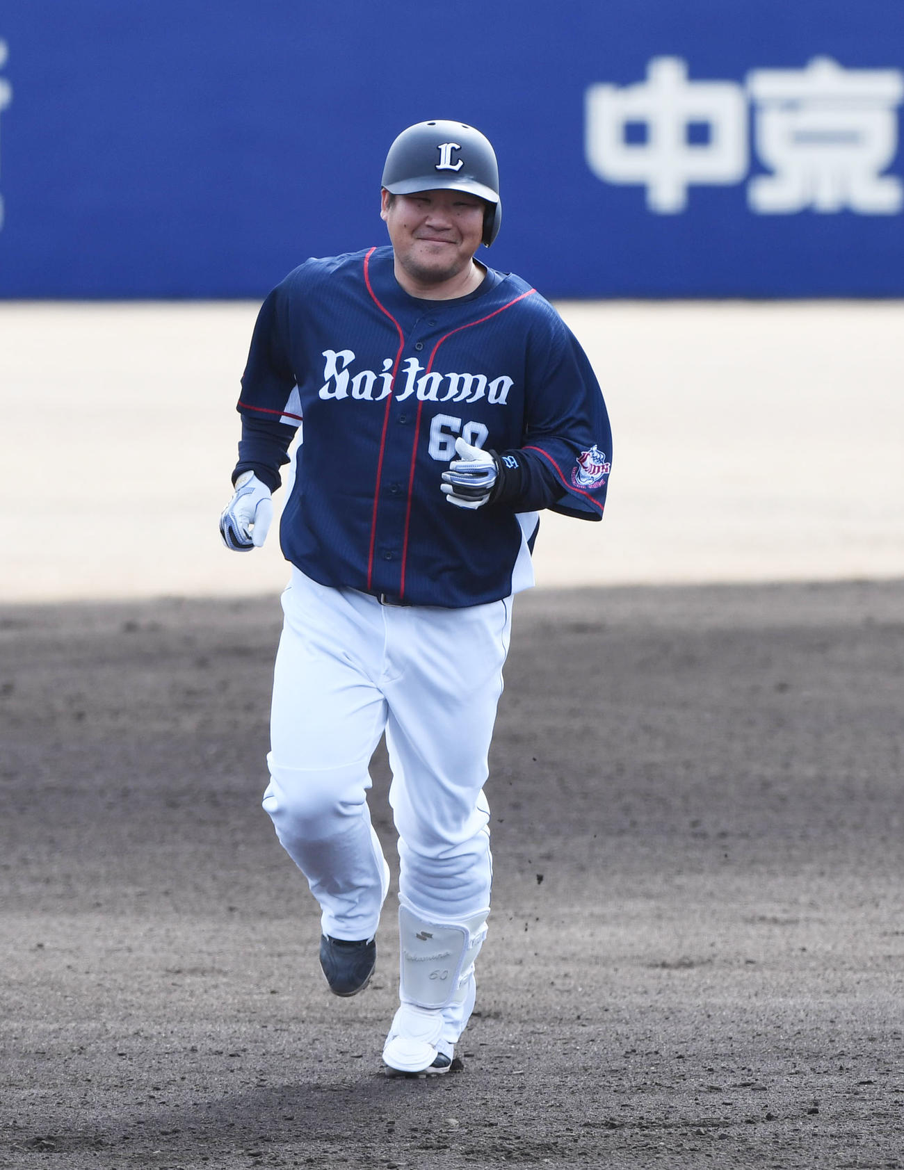オープン戦　中日対西武　1回表西武無死、左越え本塁打を放ち笑顔で塁を回る中村剛也（撮影・森本幸一）