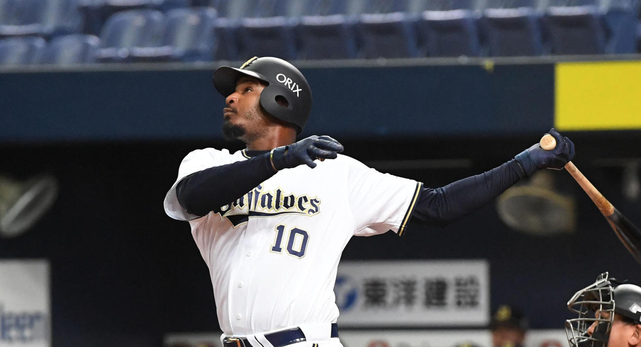 1回裏オリックス2死一塁、アダム・ジョーンズは中飛に倒れる（撮影・前岡正明）