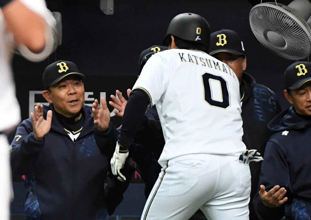 8回裏オリックス1死、中越え本塁打を放った勝俣（右）を笑顔で迎える西村監督