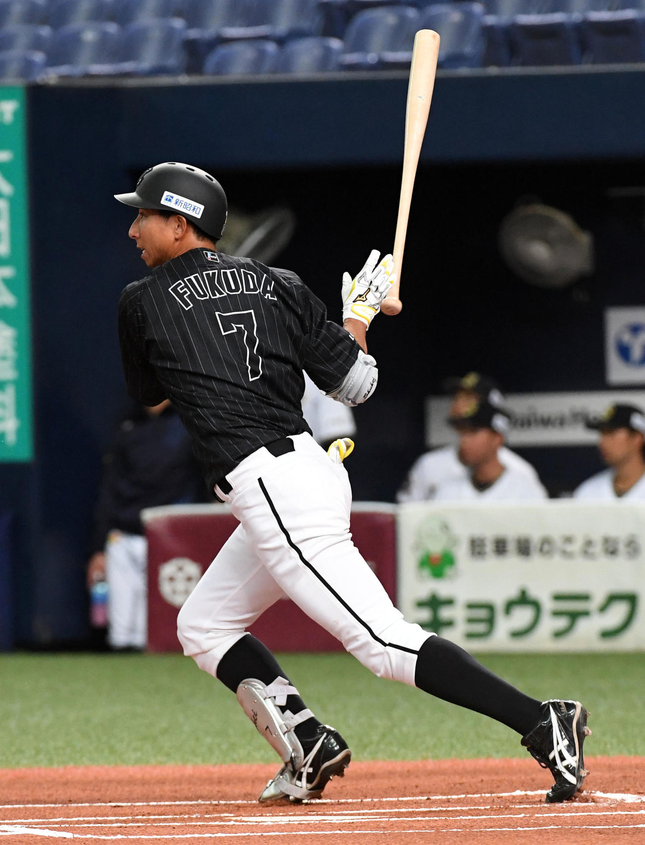 1回表ロッテ無死、福田秀平は右前打を放つ（撮影・前岡正明）